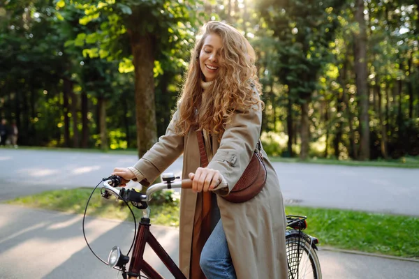 Feliz Mujer Joven Pensativa Con Ropa Elegante Montar Una Bicicleta — Foto de Stock