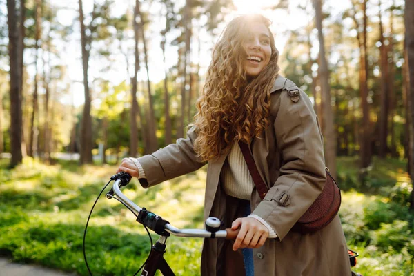 Güneşli Bir Parkta Bisiklet Sürerken Açık Havada Şık Giysiler Içinde — Stok fotoğraf