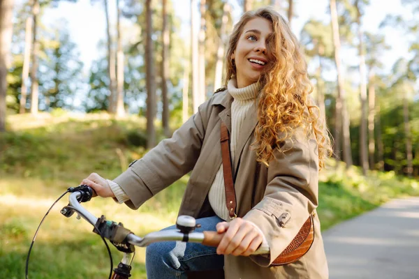 Feliz Mujer Joven Pensativa Con Ropa Elegante Montar Una Bicicleta — Foto de Stock