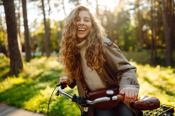 Feliz Jovem Pensativo Roupas Elegantes Andando Bicicleta Parque Ensolarado Livre — Fotografia de Stock