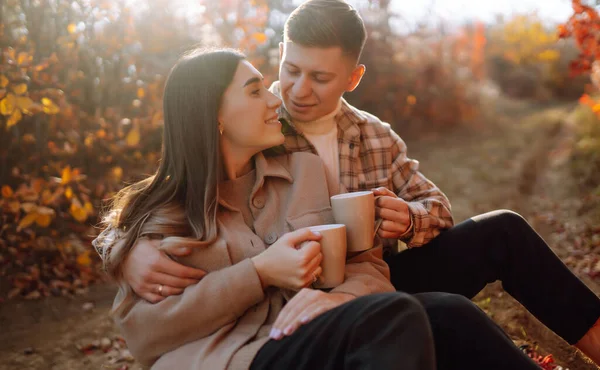 Glückliches Und Junges Paar Spaziert Einem Wunderschönen Herbstpark Genießt Das — Stockfoto