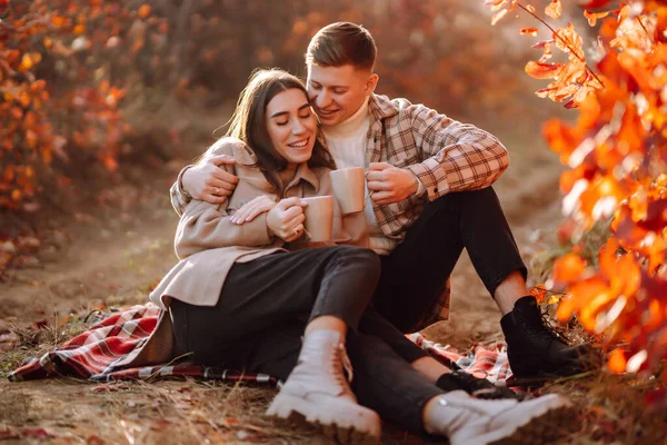 Счастливая Молодая Пара Гуляет Красивом Осеннем Парке Наслаждается Прекрасной Погодой — стоковое фото
