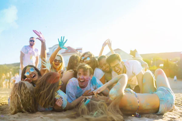 Vrolijke Jonge Vrienden Met Kleurrijke Verf Kleding Lichamen Veel Plezier — Stockfoto