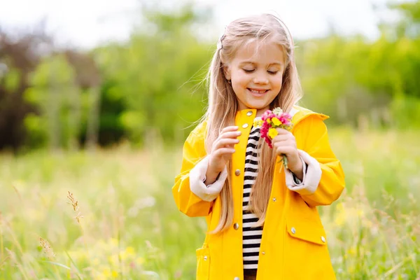 Szczęśliwa Dziewczynka Zbierająca Dzikie Kwiaty Łące Letnie Sezonowe Zajęcia Świeżym — Zdjęcie stockowe