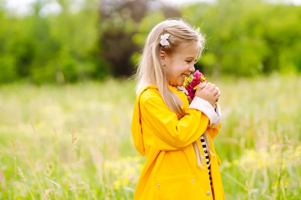 Щаслива Дівчинка Яка Збирає Дикі Квіти Лузі Літні Сезонні Заходи — стокове фото