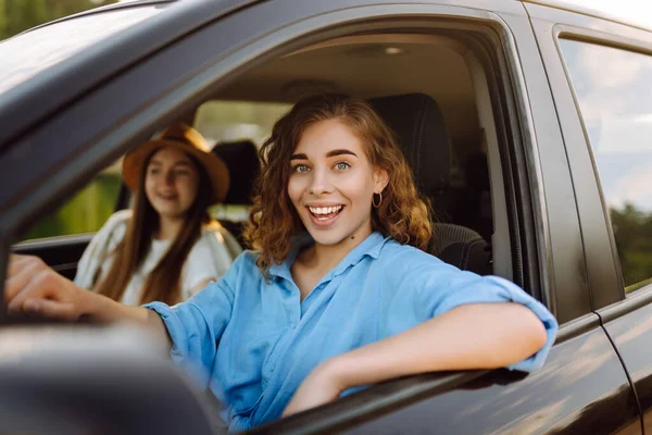 Retrato Duas Jovens Mulheres Uma Viagem Carro Divertindo Sorrindo Conversando — Fotografia de Stock