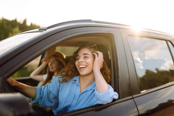 Porträt Zweier Junger Frauen Auf Einer Autofahrt Die Spaß Haben — Stockfoto