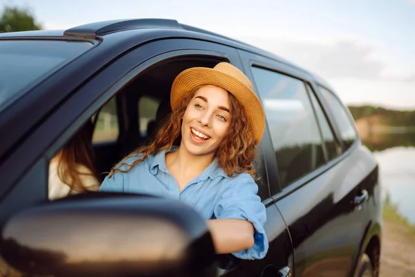 Portrait Two Young Women Car Trip Having Fun Smiling Chatting — Stock Photo, Image