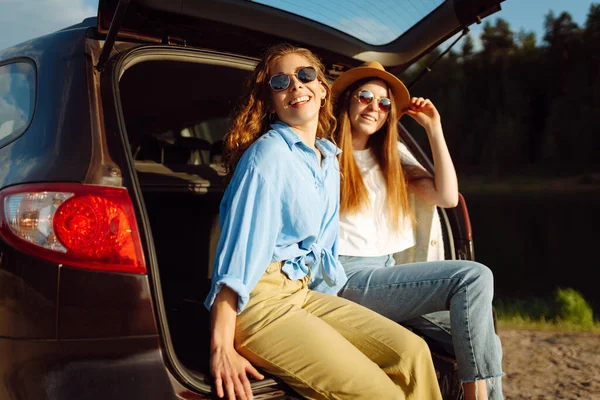Retrato Dos Mujeres Jóvenes Viaje Coche Divirtiéndose Sonriendo Charlando Juntas — Foto de Stock