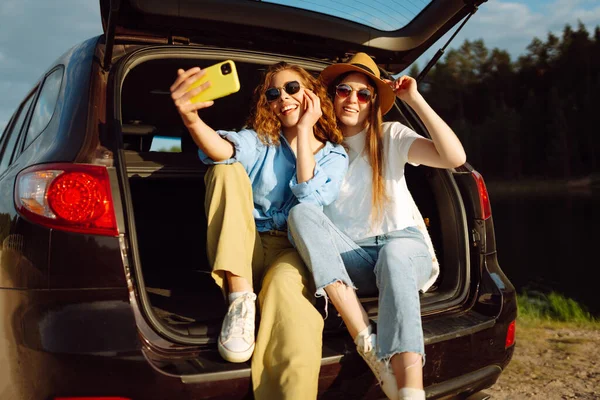 Retrato Dos Mujeres Jóvenes Viaje Coche Divirtiéndose Sonriendo Charlando Juntas — Foto de Stock