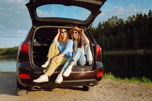 两个年轻女子开车旅行时的肖像 享受大自然 积极的生活方式 — 图库照片