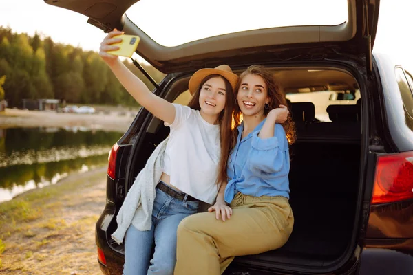 Портрет Двух Молодых Женщин Автомобильной Поездке Веселящихся Улыбающихся Болтающих Вместе — стоковое фото
