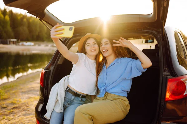 Портрет Двох Молодих Жінок Подорожі Машині Розважається Посміхається Спілкується Разом — стокове фото