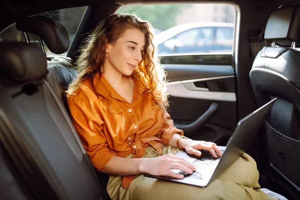 Geschäftsfrau Schöne Frau Mit Einem Modernen Laptop Sitzt Auf Dem — Stockfoto
