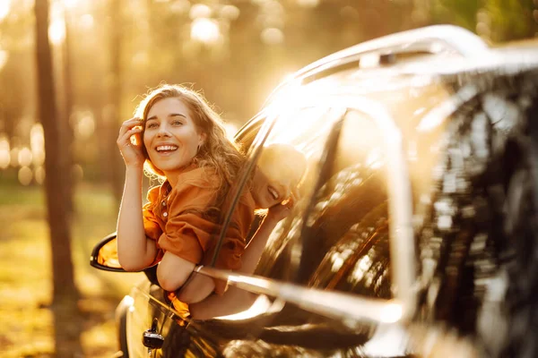 Feeling Freedom Beautiful Sunny Summer Road Shot Attractive Woman Leaning — Stock Photo, Image