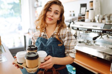 Parlak elbiseli mutlu genç manken şehir manzarasına karşı poz veriyor. Kıvırcık kadın şehrin güzel güneşli havasının tadını çıkarıyor. Yaşam tarzı konsepti. Sokaktaki fotoğraf..
