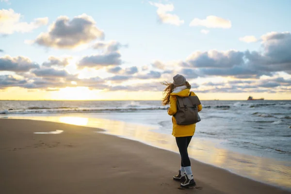 Wisatawan Wanita Muda Dengan Mantel Kuning Berjalan Sepanjang Pantai Menikmati — Stok Foto
