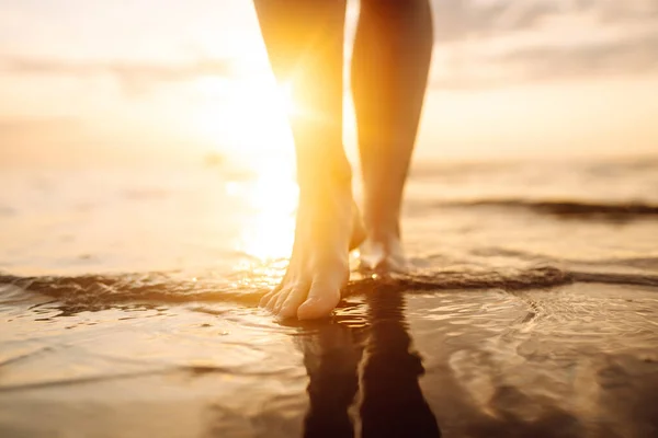 Perna Uma Jovem Mulher Caminhando Longo Mar Uma Praia Verão — Fotografia de Stock