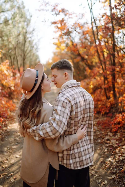 这对快乐的夫妇在阳光灿烂的秋天公园里散步 享受彼此 一起享受时光 生活方式 时尚观念 秋季时尚 — 图库照片