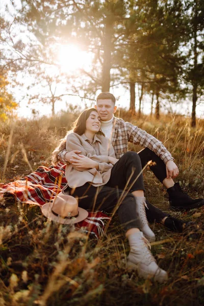 ハッピーカップルは 晴れた秋の公園でお互いを楽しみながら歩いています 一緒に楽しい時間を過ごしてください ライフスタイル スタイルコンセプト 秋のファッション — ストック写真