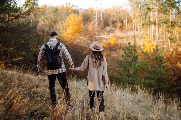 Casal Feliz Caminhar Desfrutar Uns Dos Outros Ensolarado Parque Outono — Fotografia de Stock