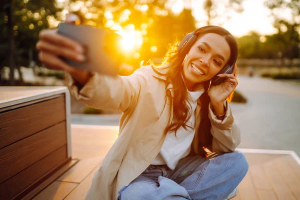 Jovem Feliz Segurando Telefone Celular Ouvindo Música Através Fones Ouvido — Fotografia de Stock