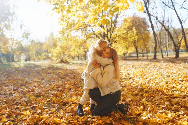 Счастливые Мама Дочь Веселятся Осеннем Парке Закате Стильные Мама Дочь — стоковое фото