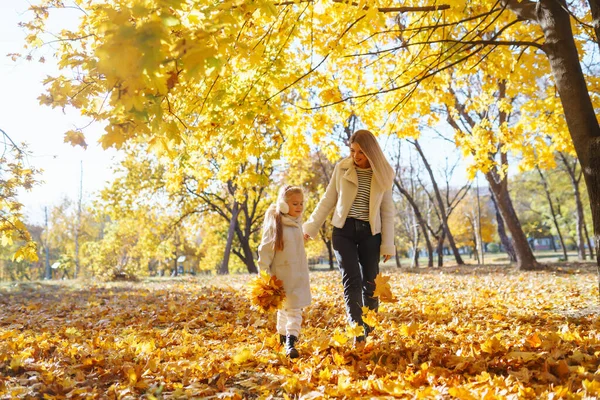 Szczęśliwa Matka Córka Bawią Się Jesiennym Parku Zachodzie Słońca Stylowa — Zdjęcie stockowe