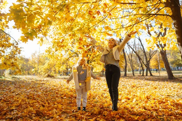 Šťastná Matka Dcera Baví Podzimním Parku Při Západu Slunce Stylová — Stock fotografie