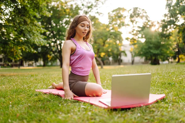 Wanita Cantik Berlatih Yoga Dengan Laptop Melalui Link Video Pagi — Stok Foto