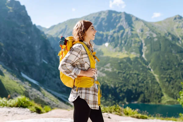 Młoda Piękna Turystka Kręconymi Włosami Szczycie Góry Aktywna Kobieta Cieszy — Zdjęcie stockowe