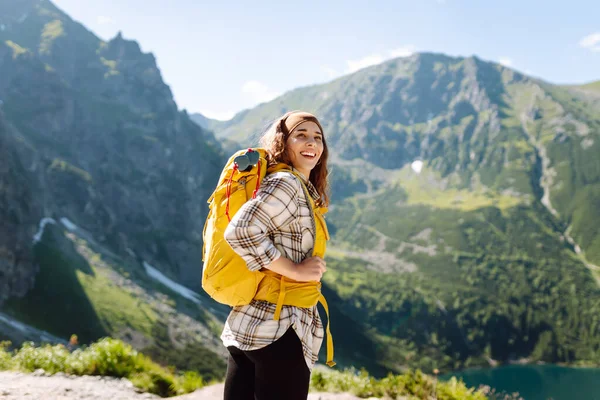 Młoda Piękna Turystka Kręconymi Włosami Szczycie Góry Aktywna Kobieta Cieszy — Zdjęcie stockowe
