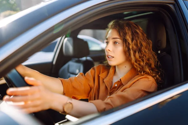 Stilvolle Frau Steuer Eines Autos Der Reisende Ist Der Fahrer — Stockfoto