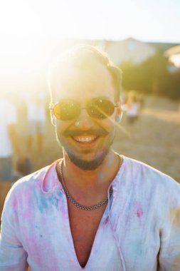 Genç arkadaşlar orkinos ve Holi festivalinde iyi eğlenceler. Tatildeki plaj partisi. Arkadaşlık, dinlenme. Geleneksel Hint tatili.