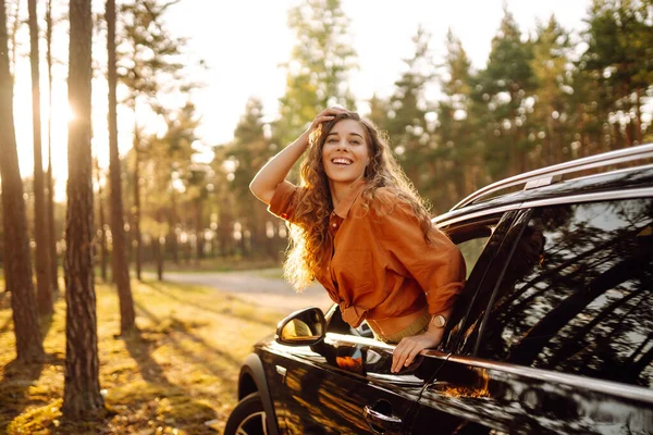 Mujer Rizada Feliz Sonriendo Disfrutando Naturaleza Asomándose Por Ventana Del —  Fotos de Stock