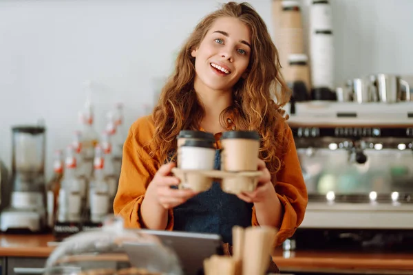 Barista Sorrindo Feminino Dando Café Para Para Clientes Dono Uma — Fotografia de Stock