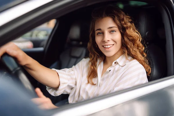 Schöne Lächelnde Frau Steuer Eines Autos Bei Der Fahrerin Handelt — Stockfoto