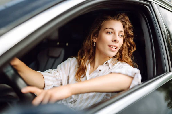 Schöne Lächelnde Frau Steuer Eines Autos Bei Der Fahrerin Handelt — Stockfoto