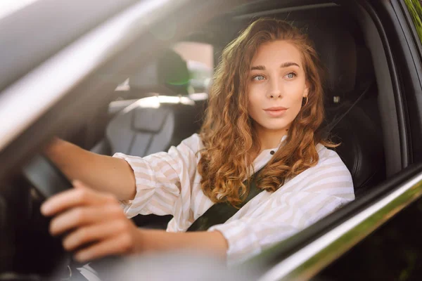 Mulher Sorridente Bonita Dirigindo Carro Motorista Uma Mulher Dirigindo Retrato — Fotografia de Stock