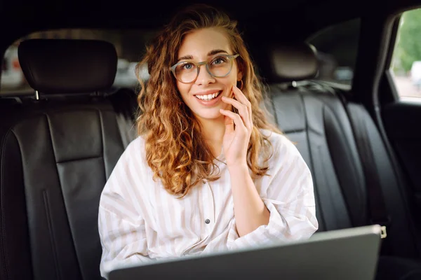Geschäftsfrau Arbeitet Auf Dem Rücksitz Eines Autos Mit Laptop Während — Stockfoto