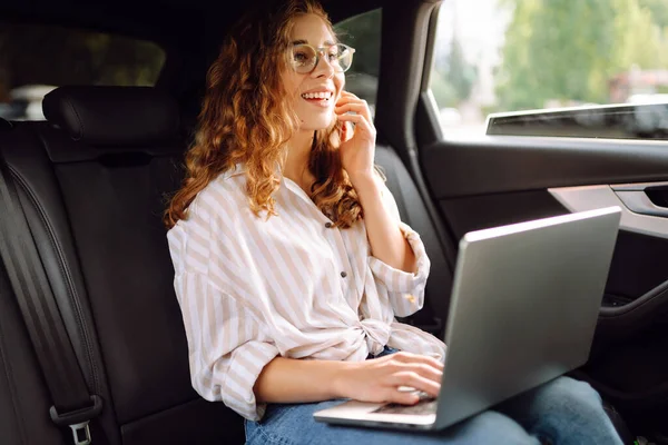 Geschäftsfrau Arbeitet Auf Dem Rücksitz Eines Autos Mit Laptop Während — Stockfoto