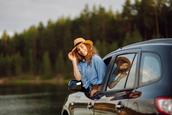 Щаслива Мандрівна Жінка Капелюсі Розважається Насолоджується Заходом Сонця Вікна Автомобіля — стокове фото