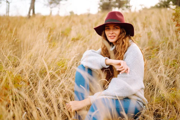 Mujer Feliz Con Suéter Elegante Sombrero Aire Libre Parque Otoño —  Fotos de Stock