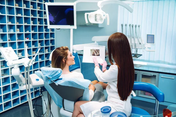 Dentista Profesional Está Trabajando Paciente Mujer Durante Procedimiento Dental Cuidado — Foto de Stock