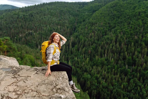 Piękna Kobieta Plecakiem Podziwia Widok Szczytu Góry Turystyka Górska Dziewczyna — Zdjęcie stockowe