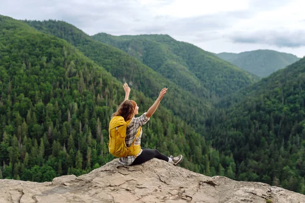 Piękna Kobieta Plecakiem Podziwia Widok Szczytu Góry Turystyka Górska Dziewczyna — Zdjęcie stockowe