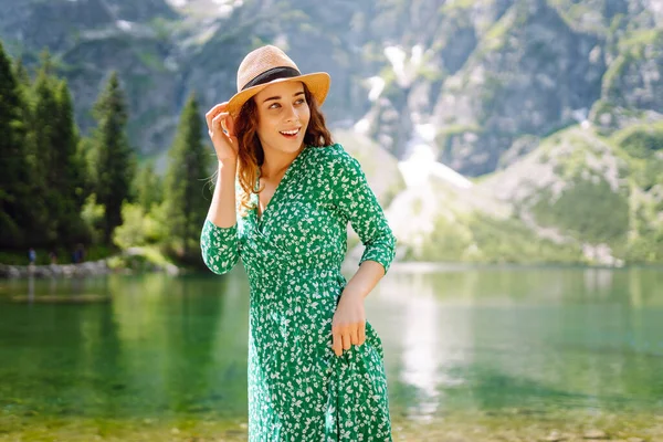 Wanita Wisatawan Muda Dengan Gaun Hijau Terang Dan Topi Latar — Stok Foto