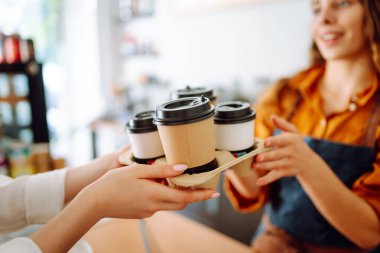 Kahve dükkanına gitmek için kahve siparişi veren güzel bir kadın. Küçük işletme sahibi. Yiyecek ve içecekler..