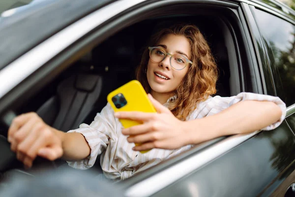 Κομψή Γυναίκα Οδηγεί Αυτοκίνητο Και Χρησιμοποιεί Κινητό Τηλέφωνο Περιπλανιέμαι Στην — Φωτογραφία Αρχείου
