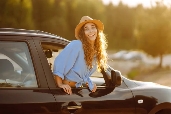 Uśmiechnięta Kobieta Okna Samochodu Cieszy Się Naturą Czujesz Wolność Podczas — Zdjęcie stockowe